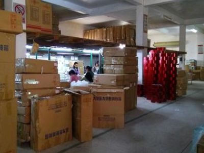 很多商店都是工厂直发,工厂直销,他们的东西真的比一般零售店便宜吗